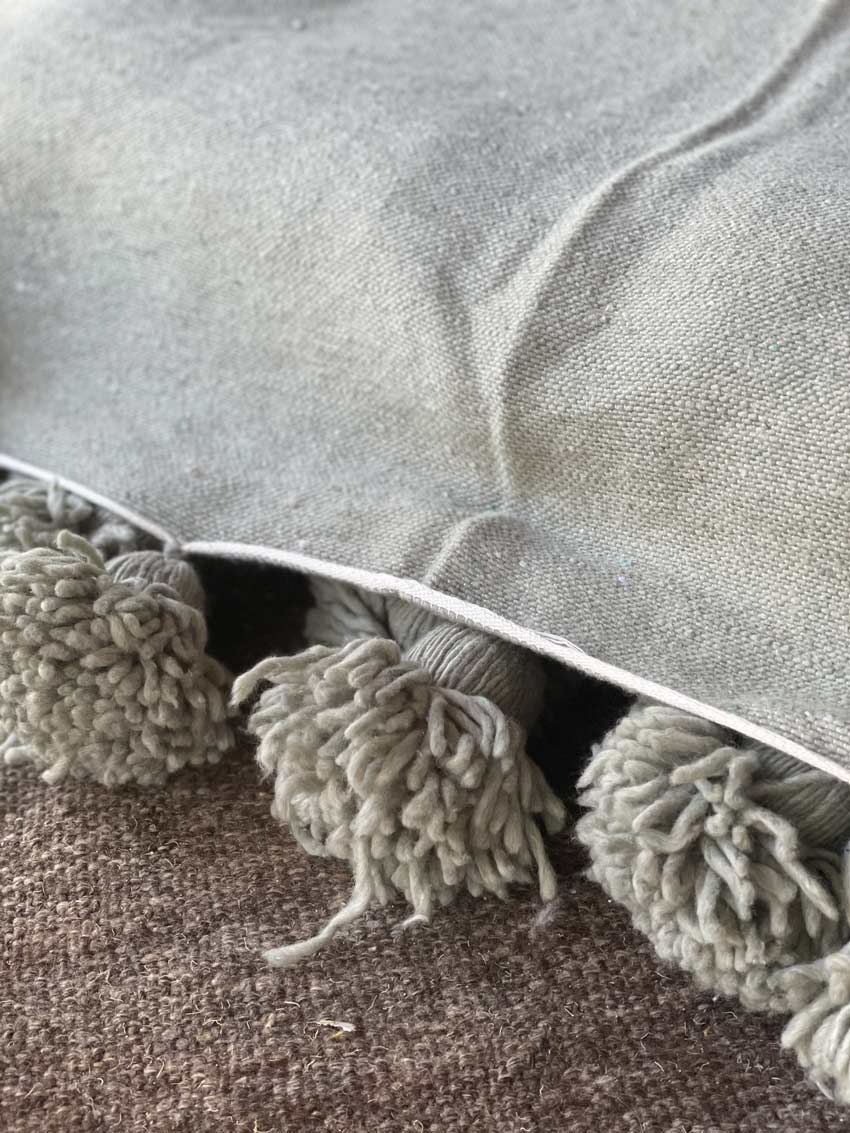 Couverture coton vert amande Plaid à pompons marocain | Minha Moubber