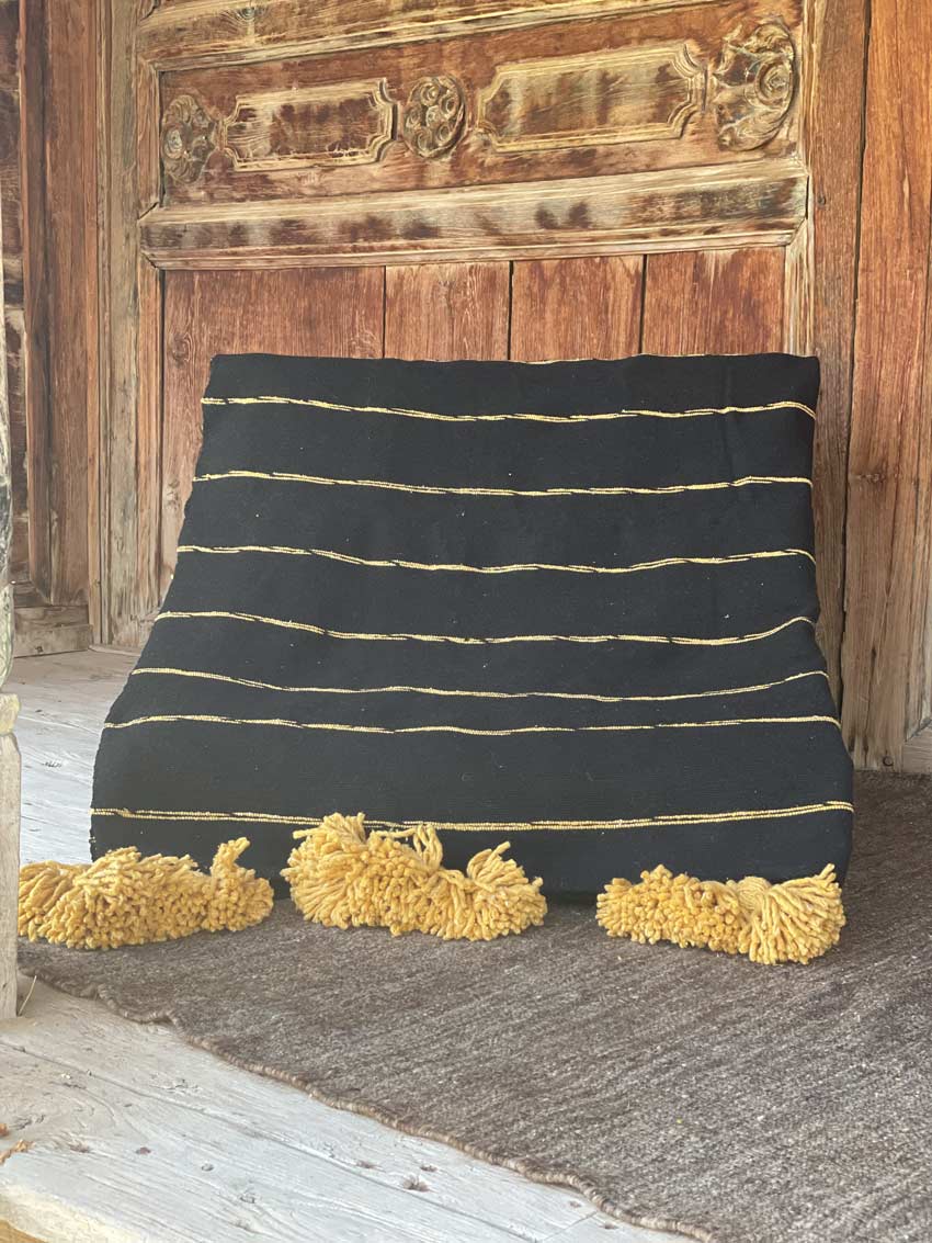 Couverture coton noir rayée safran, Plaid à pompons marocain | Minha Moubber