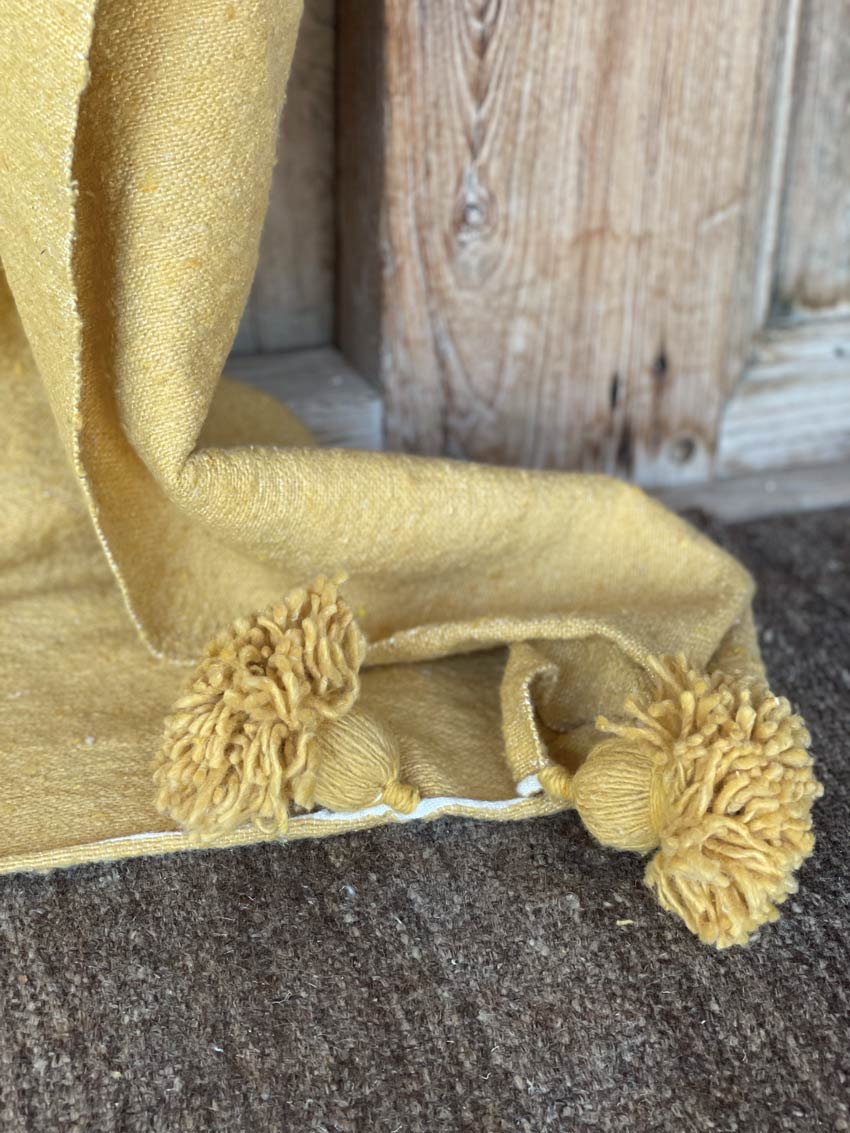 Couvertures 100% coton safran Plaid à pompons marocain | Minha Moubber